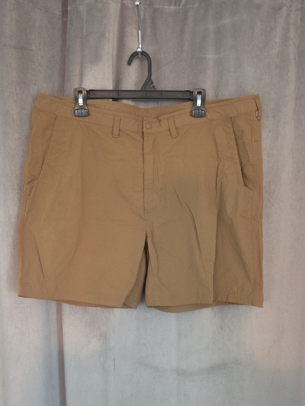 Size 42 Mountain Hardwear Men's Flat-Front Shorts in Tan